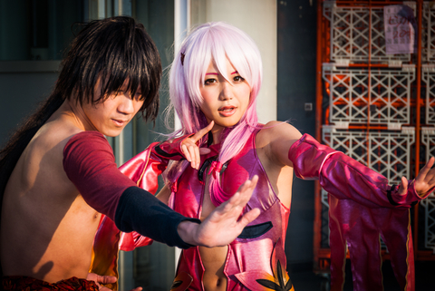 Couple en cosplay de la série Guilty Crown lors du Comiket à Tokyo Big Sight