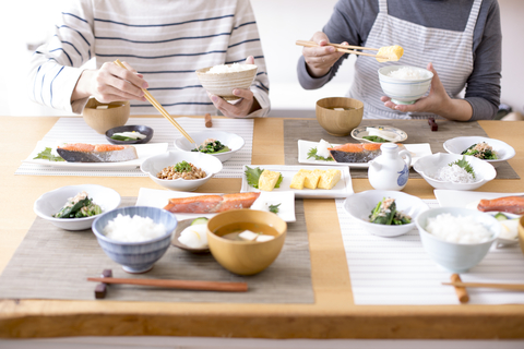 Petit-déjeuner japonais sain avec du riz, de la soupe miso et des accompagnements