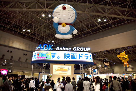 Salon international de l'animation à Tokyo avec stands et visiteurs