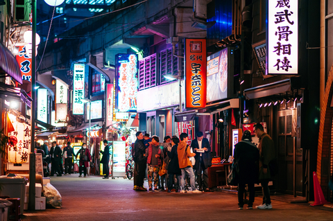 Rue animée d'Ameyoko à Ueno, Tokyo - Manga, jeux et street food japonaise