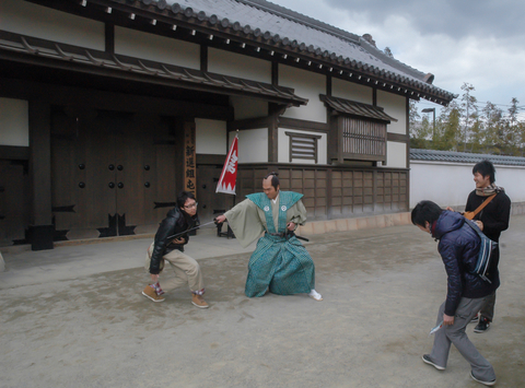 Rue recréée de la période Edo au parc du studio de Kyoto, avec des bâtiments traditionnels et une ambiance historique immersive.