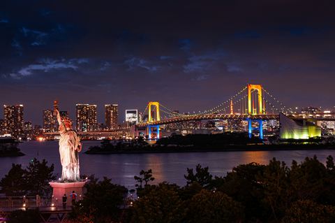 Rainbow Bridge et Statue de la Liberté à Odaiba, baie de Tokyo, Japon