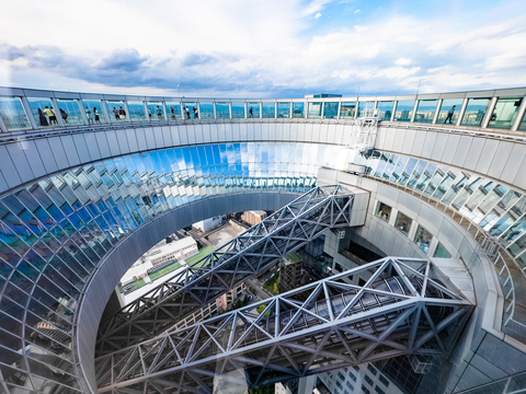 Vue panoramique depuis l'Umeda Sky Building à Osaka, Japon, offrant un aperçu de la ville et de son architecture moderne.